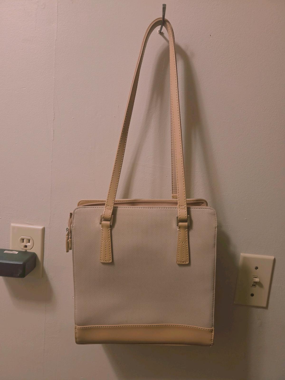 Liz Claiborne tan and beige shoulder bag - Estherville, Iowa - FleaMarketBay