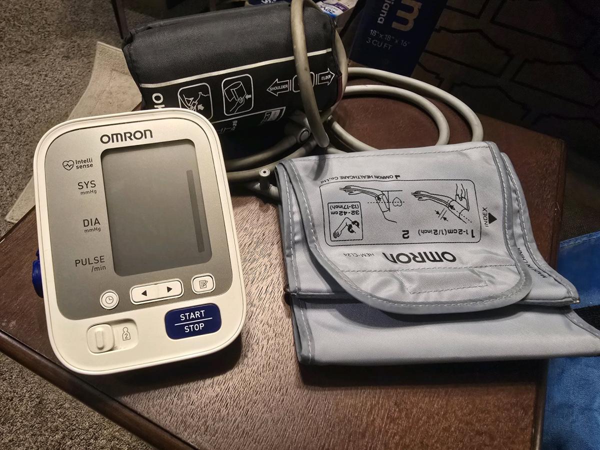 Omron Blood Pressure  Heart Rate Monitor w Large Cuff 3242cm - Sulphur, Oklahoma - FleaMarketBay