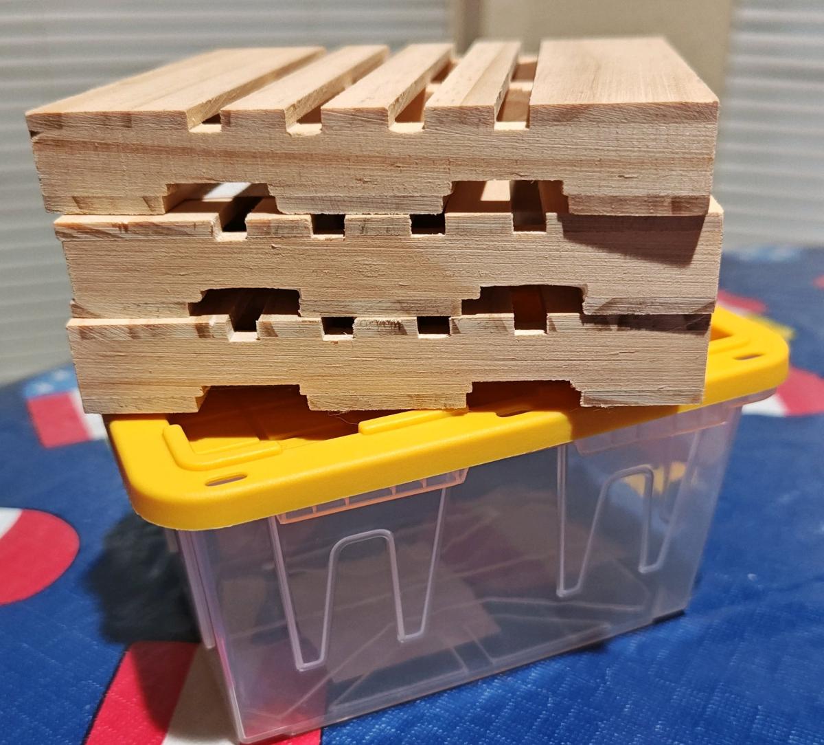 bucket mini tote and 3 mini pallets - San Antonio, Texas - FleaMarketBay