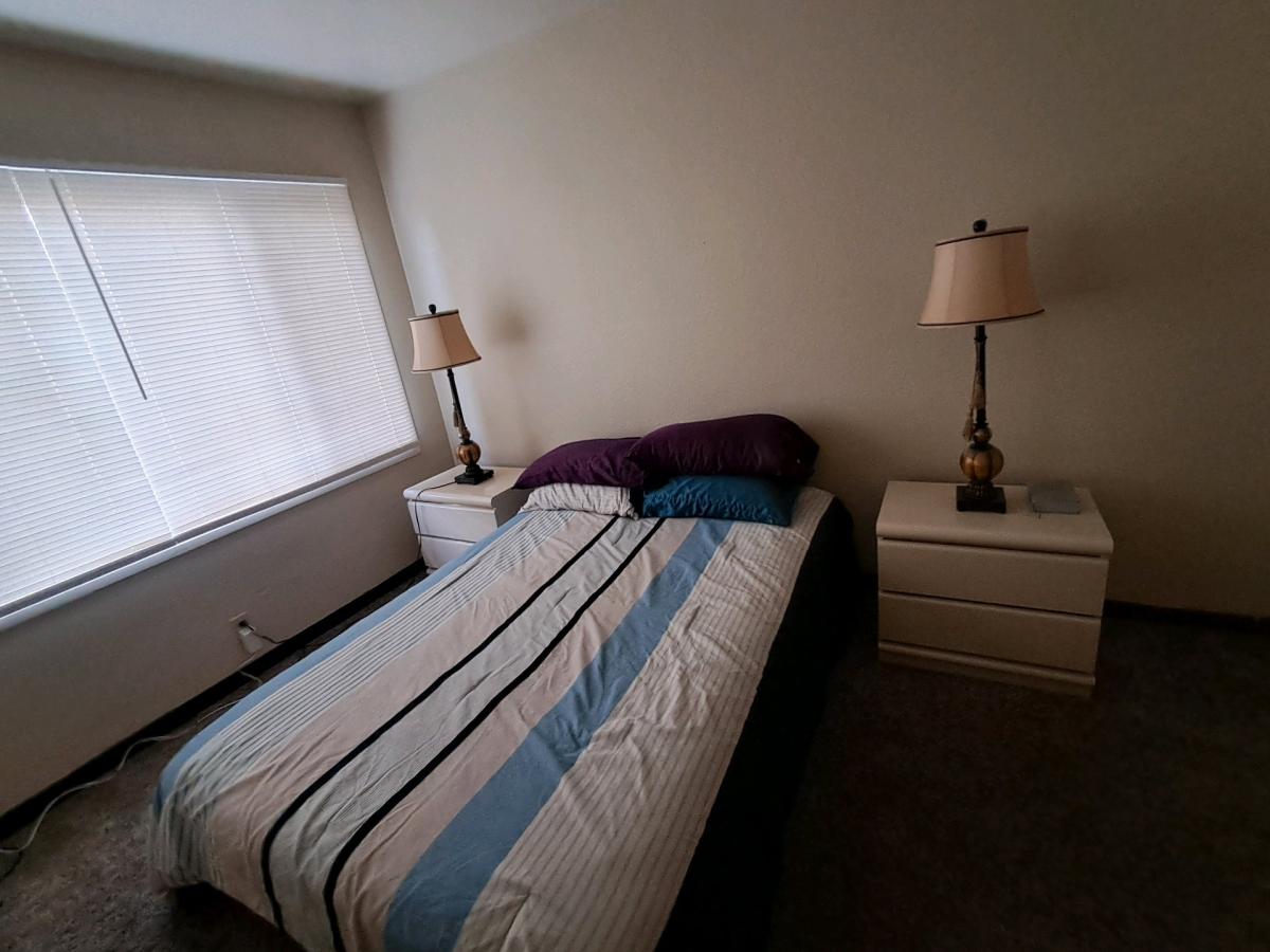 bed room set - Adelanto, California - FleaMarketBay