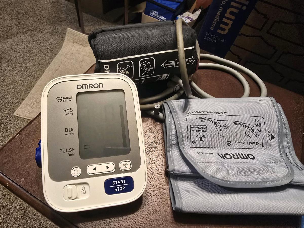Omron Blood Pressure  Heart Rate Monitor w Large Cuff 3242cm - Sulphur, Oklahoma - FleaMarketBay