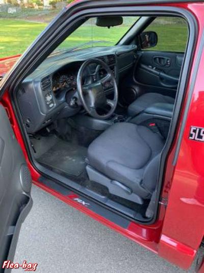 A GMC Sonoma 2002 model - Thumbnail 3