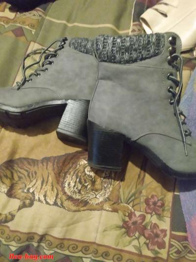 women's boots in good condition never worn we're too small - Thumbnail 2