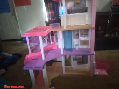 selling a Barbie doll house I took it out the box never play - Thumbnail 2