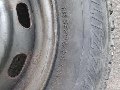 Really nice Tire with excellent tread 185 70 R14 - Thumbnail 6