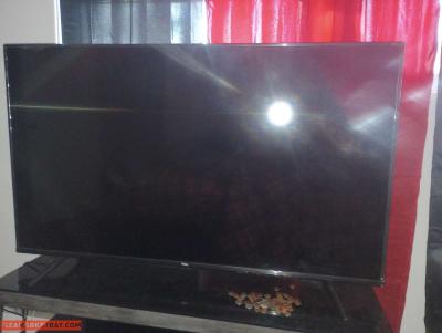 60 inch Roku TCL tv Glass TV stand - Thumbnail 2