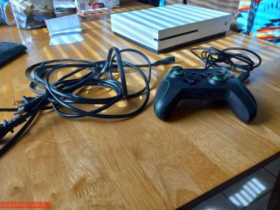 Xbox One S console - Thumbnail 2