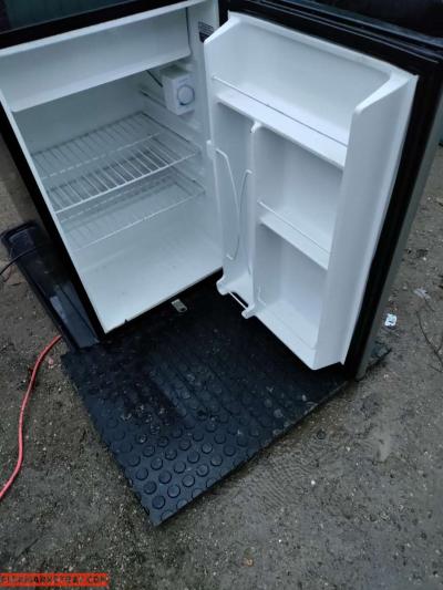 small refrigerator with freezer - Thumbnail 2