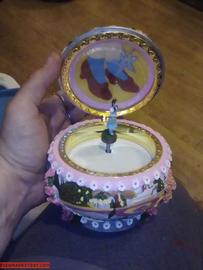 wizard of Oz music box with Dorothyir best offer - Thumbnail 2