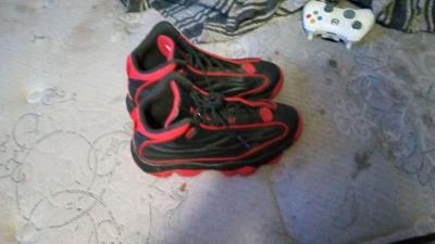 Im selling Jordans black and red size 9 - Thumbnail 2