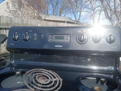 2 stoves and a refrigerator hot point is maker - Thumbnail 3