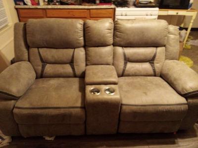 couch recliner with built in chargers and outlets - Altoona, Pennsylvania