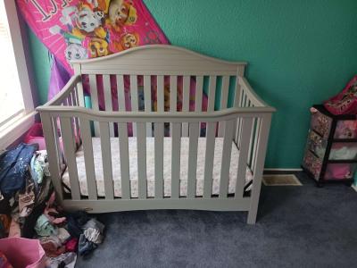 Graco crib and convertible toddler bed with mattress