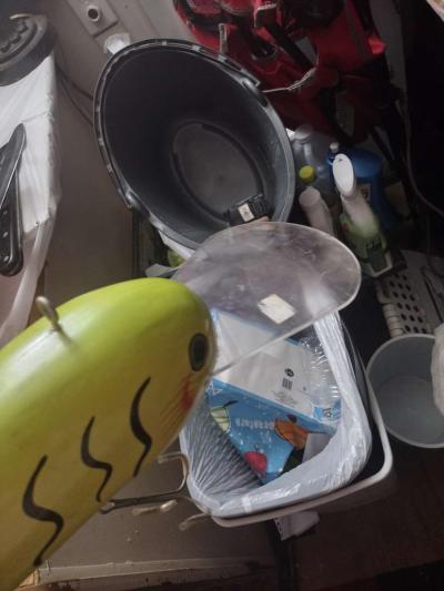 hang ur poles or whatever and put ur keys on the shelf - Thumbnail 2