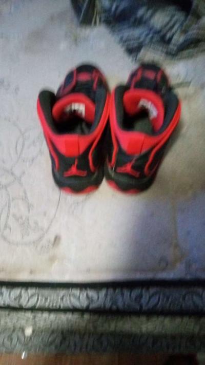 Im selling Jordans black and red size 9 - Thumbnail 3