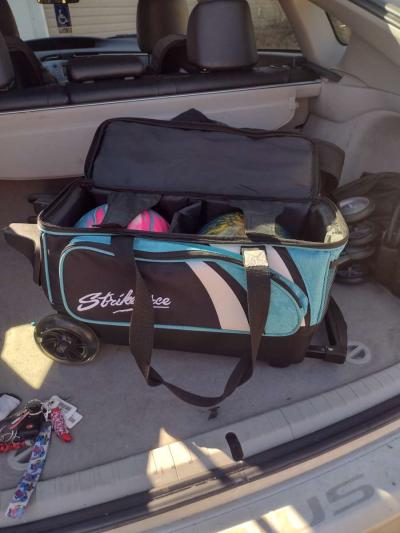 bowling balls - Elyria, Ohio