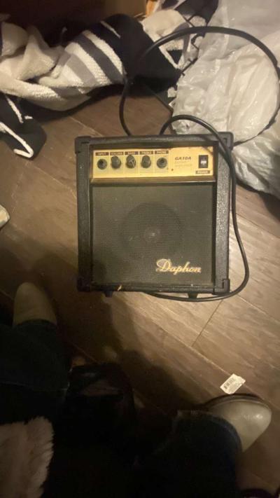 4 string bass with amp - Thumbnail 2