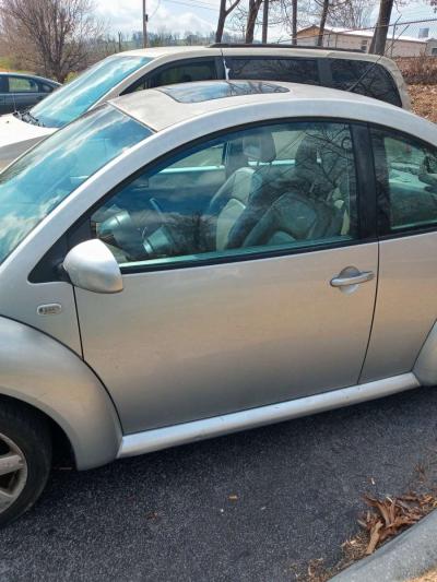 Volkswagen silver 125000 miles runs good drives good - Thumbnail 4