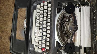 Signature 1965 Portable Typewriter with Case - Thumbnail 2