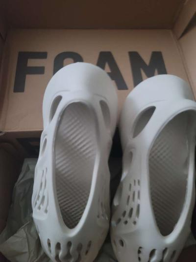 Yeezy foam runner ararat size 11 brand new - Glendale, California