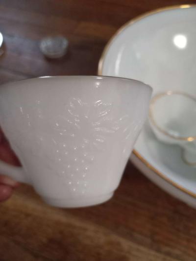 Vintage milkglass punch bowl with 8 cups - Thumbnail 2