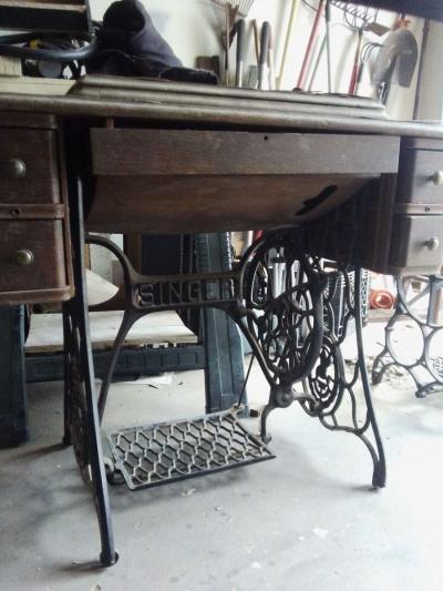 1920 singer sewing machine with treadle and table - Thumbnail 4
