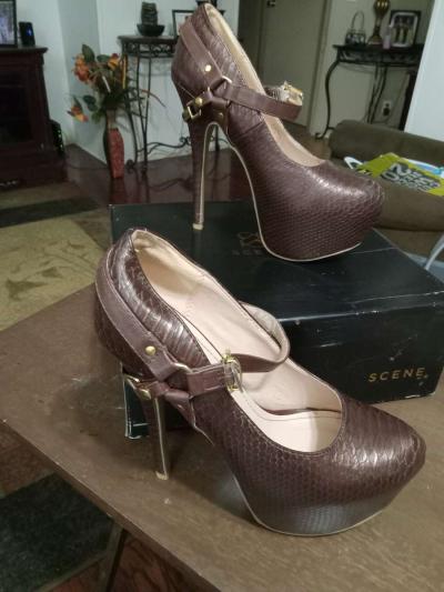 Multiple pairs of heels - Thumbnail 3