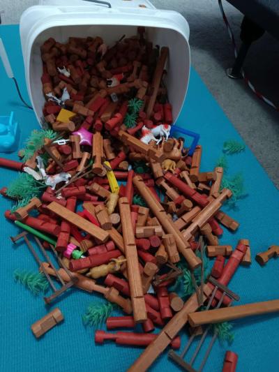Lincoln logs 100 plus piece set plus accessories - Thumbnail 3