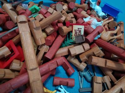 Lincoln logs 100 plus piece set plus accessories - Thumbnail 2