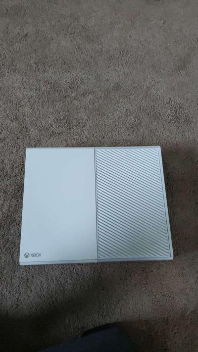 Xbox one with a wired controller and 3 games for the console - Thumbnail 2