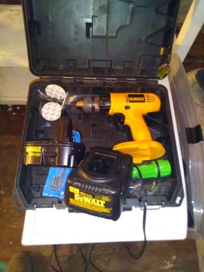 DeWalt hand drill with battery and charger - Thumbnail 2