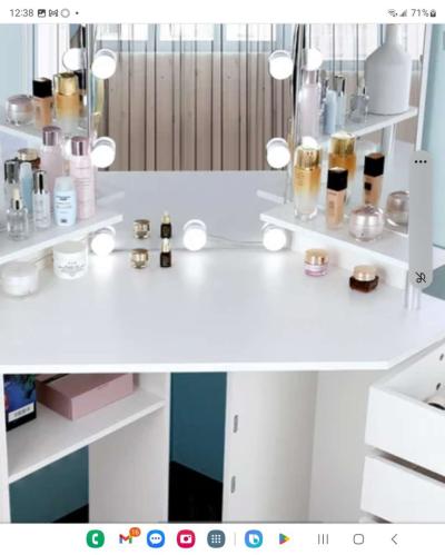 Makeup vanity BNIB - Folcroft, Pennsylvania