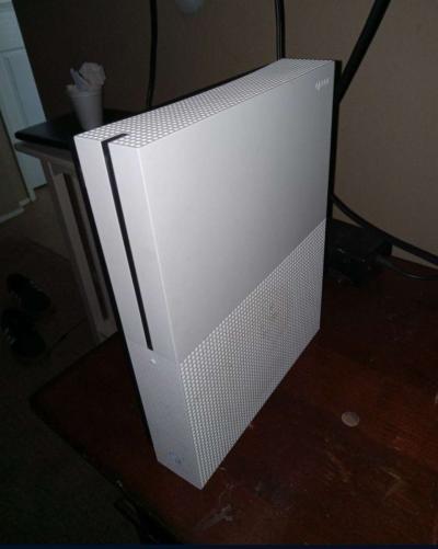 Xbox 1 s - Thumbnail 2