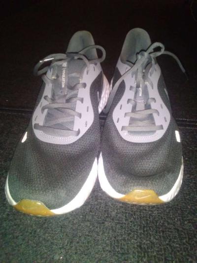 Nike Revolutions - Thumbnail 2