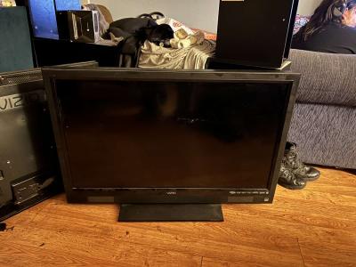 Vizio flatscreen TV 42 inch - Thumbnail 1