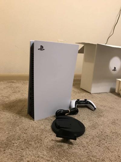 PlayStation 5 - Thumbnail 3