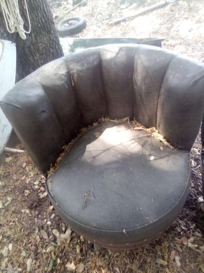 whiskey BARREL STYLE TABLE AND CHAIRS - Thumbnail 2