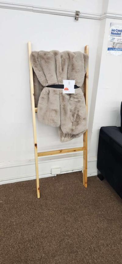 leaning blanket rack - Thumbnail 3