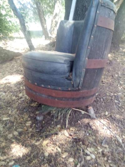 whiskey BARREL STYLE TABLE AND CHAIRS - Thumbnail 4