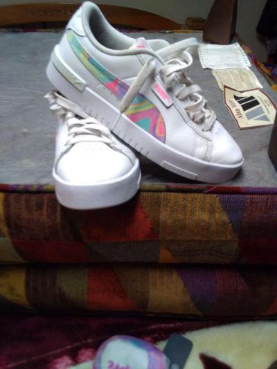 several different size shoes - Thumbnail 2
