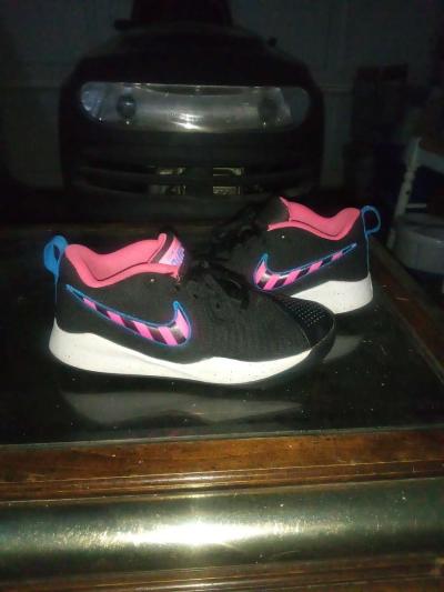 womens Nike Team hustle quick 2 black hot pink running shoes - Thumbnail 2