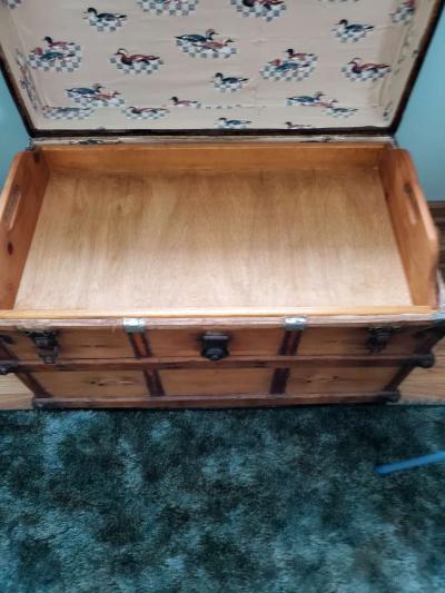 antique trunk with tray - Thumbnail 2