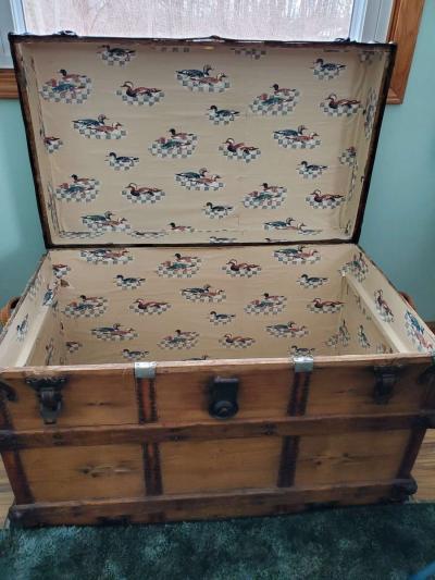 antique trunk with tray - Thumbnail 3
