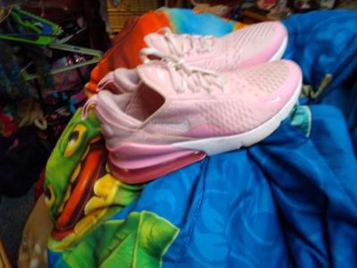 several different size shoes - Thumbnail 6