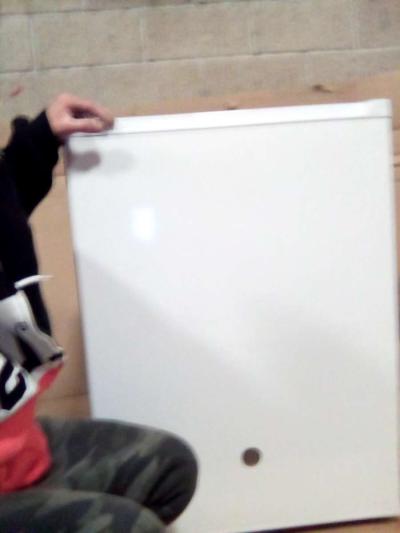 General Electric Deluxe Mini Fridge - Thumbnail 2