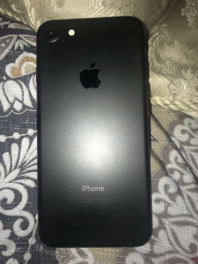 iPhone 7 32GB and unlocked and already reset and ready to go - Thumbnail 2
