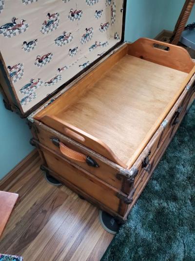 antique trunk with tray - Thumbnail 4
