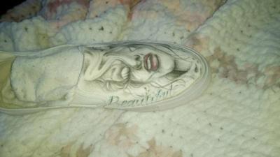 shoes with prison art drawn on them by the homeboy Jhonny m - Thumbnail 2