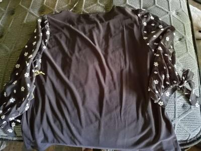 An xLarge black Short with Little White Daisys - Thumbnail 2