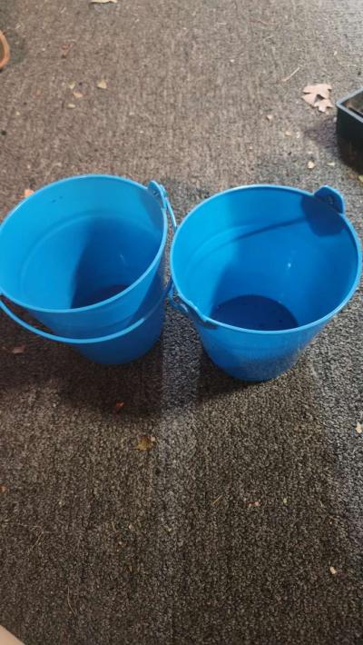 Small blue buckets perfect for pens on the desk - Thumbnail 2